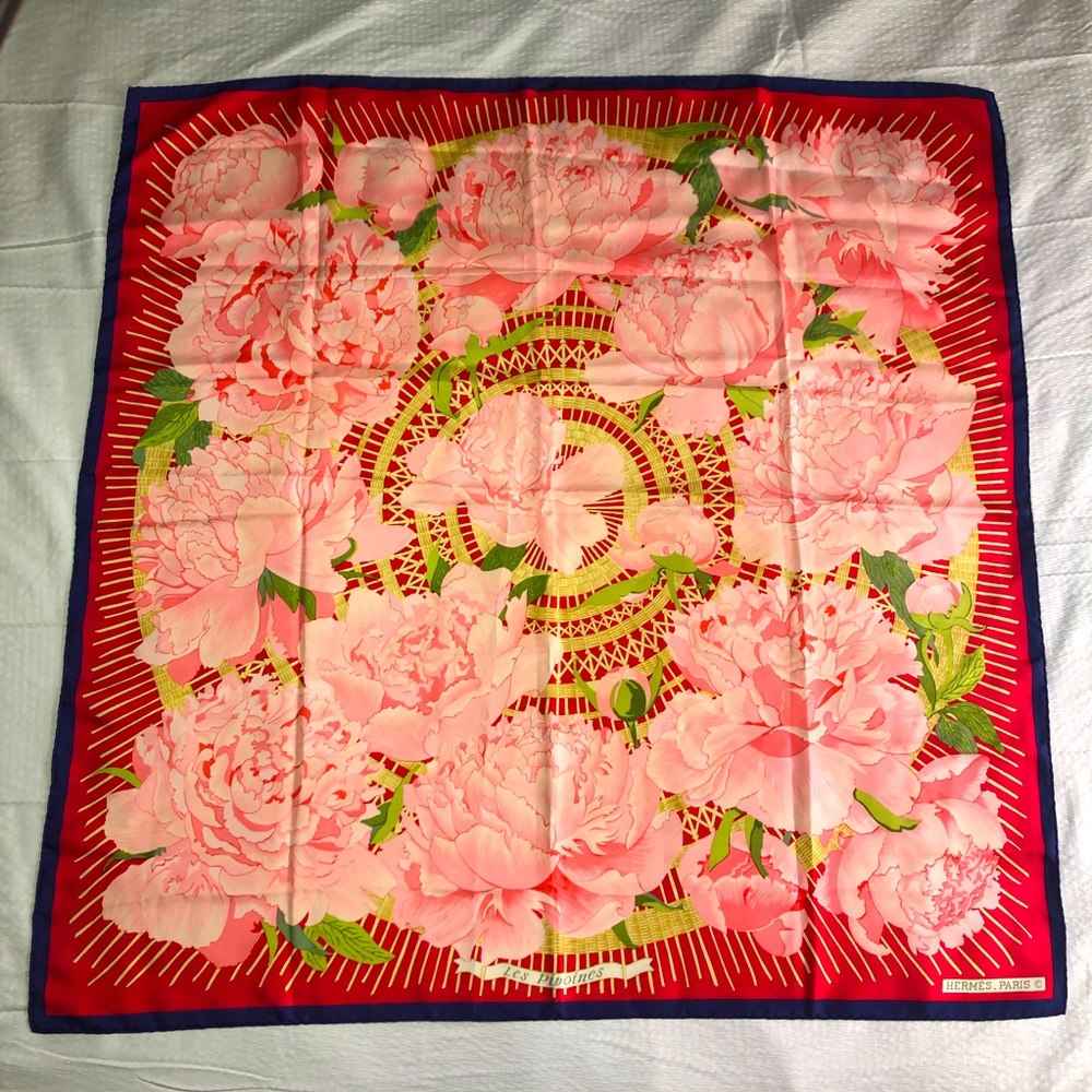✨Vintage Hermès “Le Piviones” silk scarf ✨